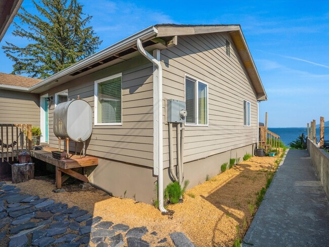 Building Photo - 5842 Seaside