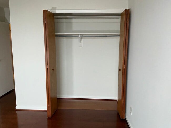 Building Photo - Renovated 1 BR, 1 BA, kitchen w/new appliances,