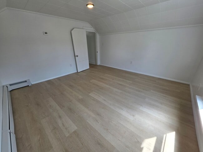 Building Photo - Beautiful Waterside 3 bedroom Single-Family Home - Catskill, NY