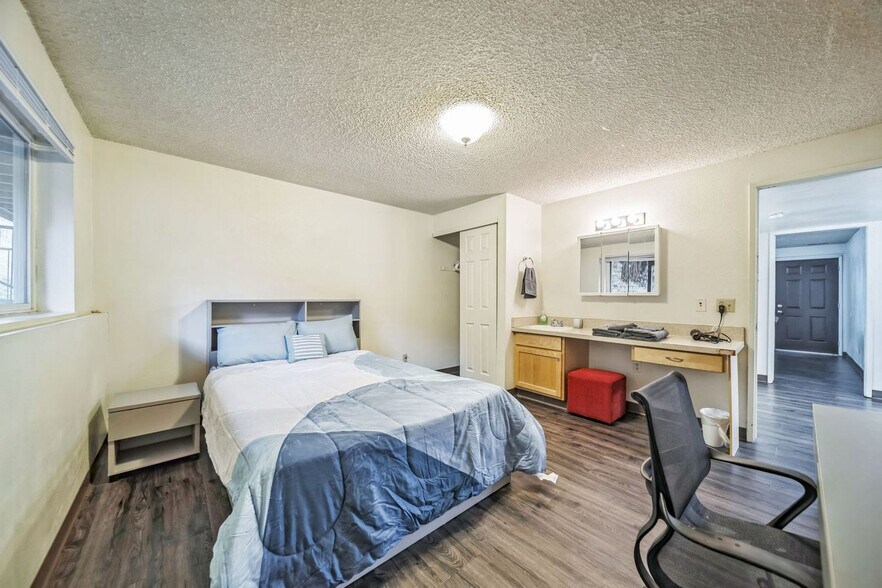 Building Photo - 1555 NE Merman Dr