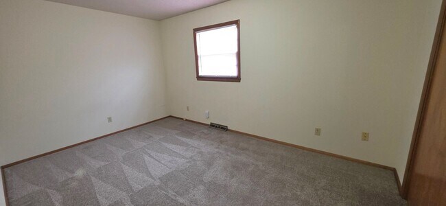 Building Photo - 2 Bedroom House close to Hospitals!  $895