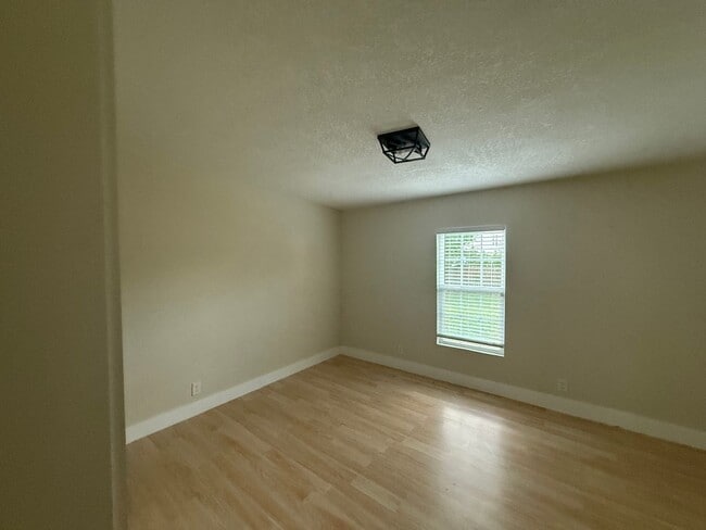 Building Photo - Lovely Denver Heights 3 Bed Home