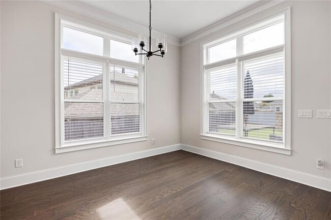 Building Photo - 109 Village Green Ave