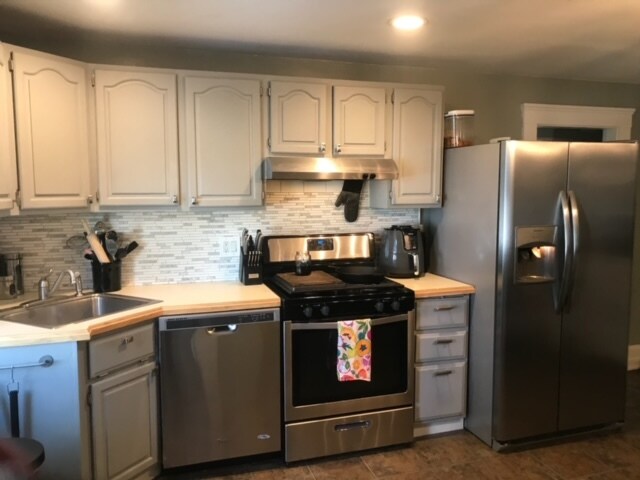 Kitchen - 17 Brookdale Ave