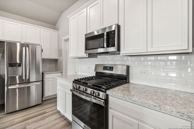 Building Photo - "Charming 3-Bedroom Home with 2 Full Baths and 1902 Sq Ft of Comfort in San Antonio!"