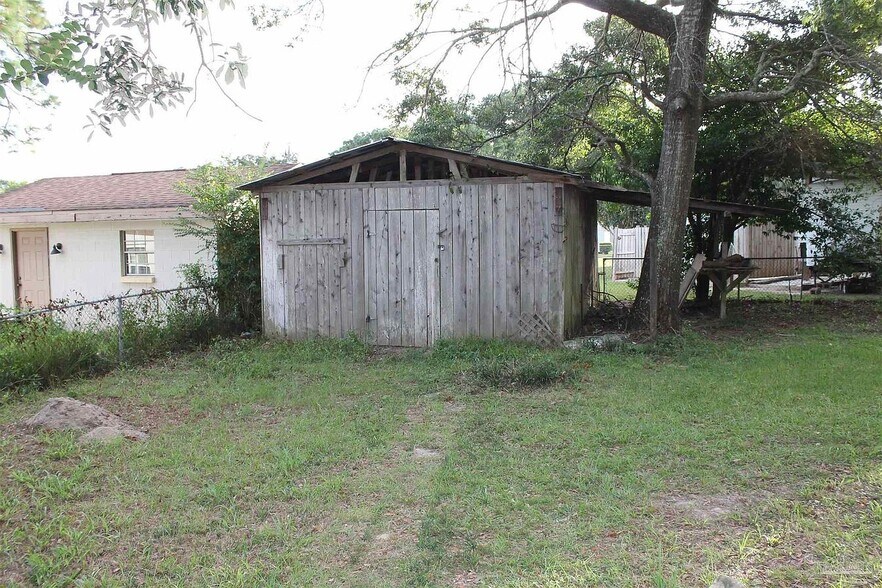 Workshop/Storage - 800 Blue Springs Dr