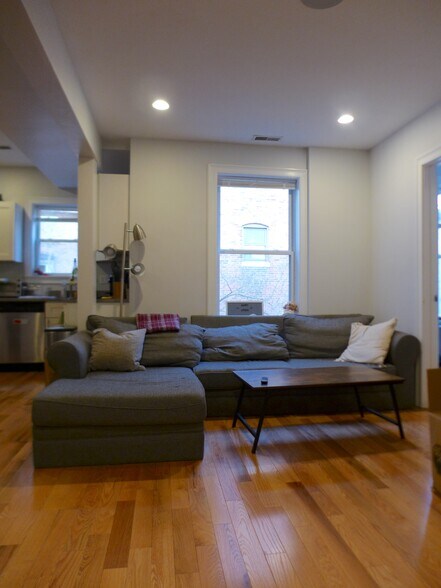 Building Photo - 725 Parker St