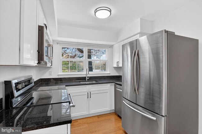 Building Photo - 7753 Inversham Dr