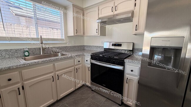 Building Photo - 4 Bed/ 2 Bath Available Now!