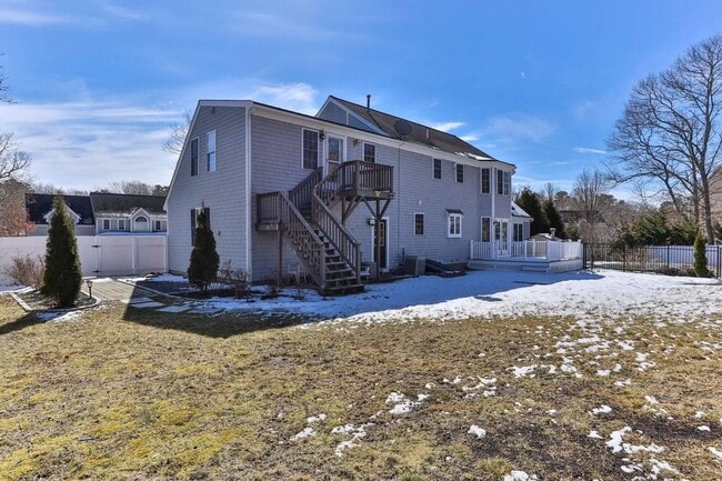 Building Photo - Large 2nd Floor Studio in Quiet Sandwich (Forestdale) Neighborhood