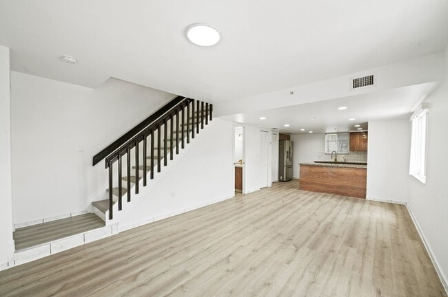Building Photo - Newly Renovated 2 bed and 3 bath Townhome ...