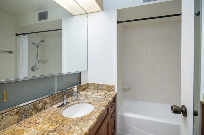 Building Photo - 6770 Hawaii Kai Dr