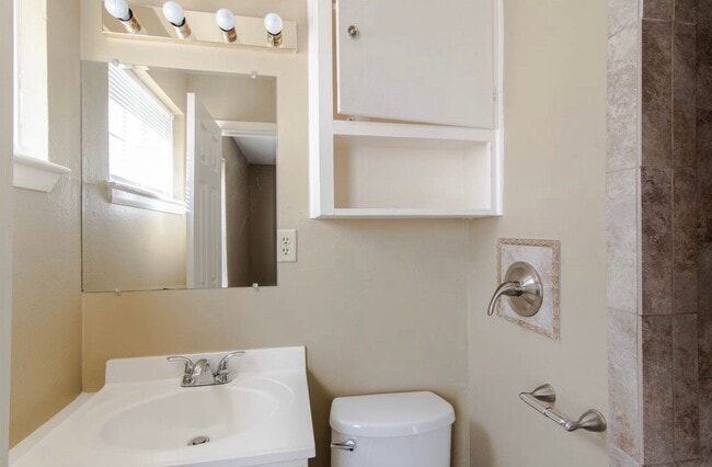 Building Photo - 830 E Linda Dr