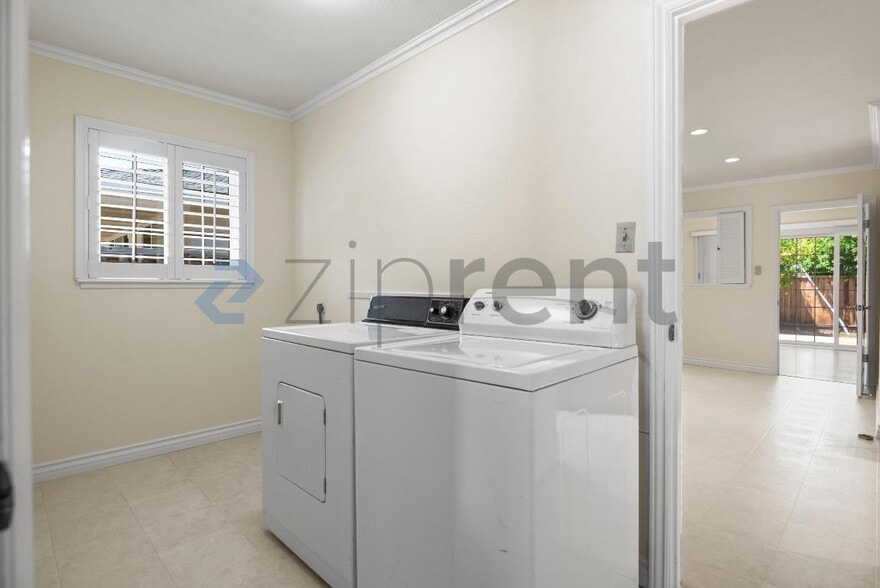 Building Photo - Unit n/a
