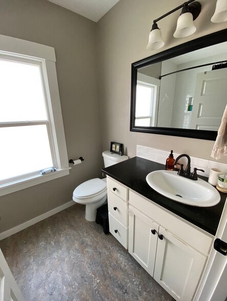 Bathroom - 7138 N Central St