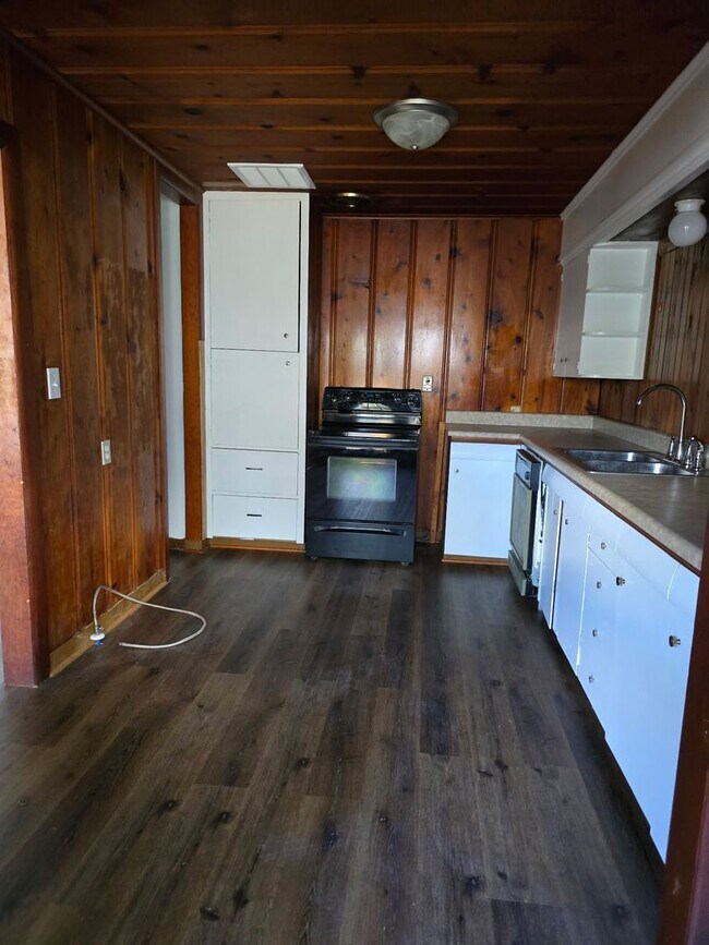 Building Photo - Spacious 2 Bedroom, 1.5 Bath Home in Sprin...