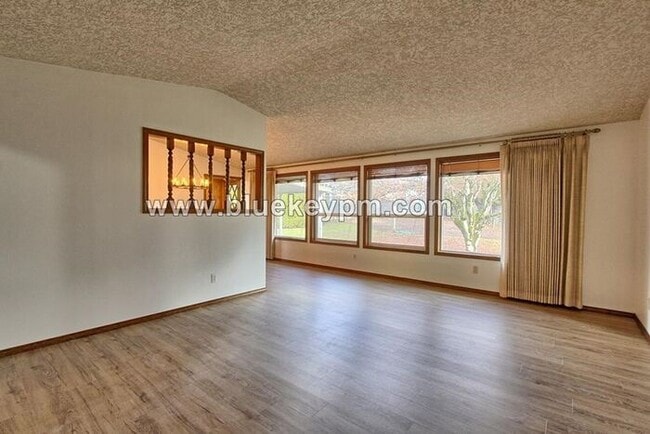 Building Photo - 3 Bed, 2.5 Bath Home in Culdesac with Huge...