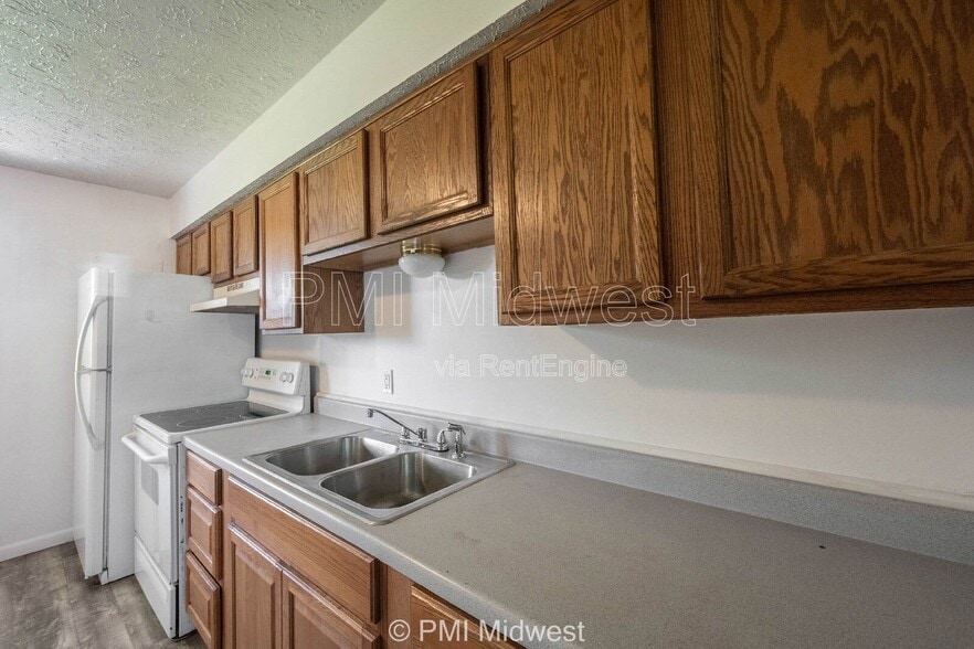 Building Photo - 570 US-52