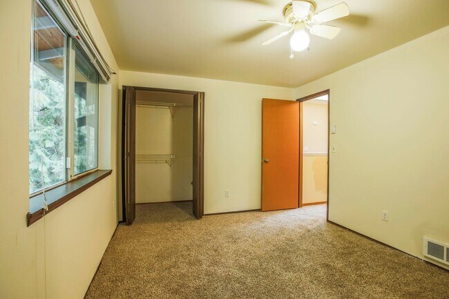 Building Photo - Cute Two Bedroom and Two Bath Townhome Located Just Minutes from the Clinton Ferry!