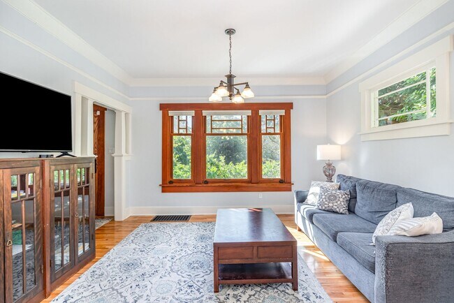 Building Photo - Sunset Hill Home