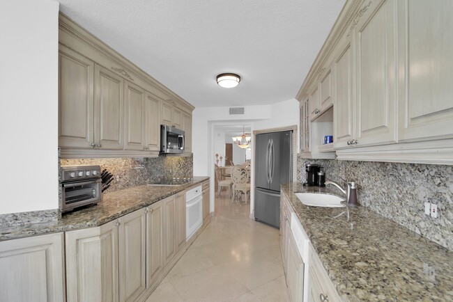Building Photo - 550 S Ocean Blvd