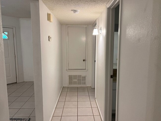 Building Photo - 306 Sun Flower Dr