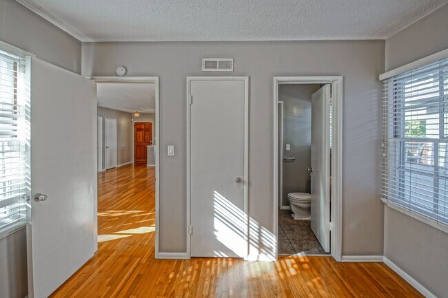 Building Photo - CHARMING, BRIGHT & AIRY HOLLYGLEN HOME W/ BEAUTIFULLY LANDSCAPED FRONT & REAR YARDS W/ PATIO BLOC...