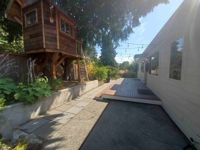 Building Photo - Prime Wallingford location 4 bed, 3 bath w...
