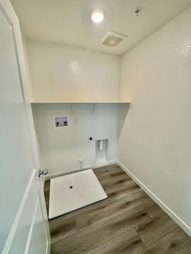 Building Photo - FOUR-FIVE/OFFICE BEDROOM THREE BATHROOM SE...