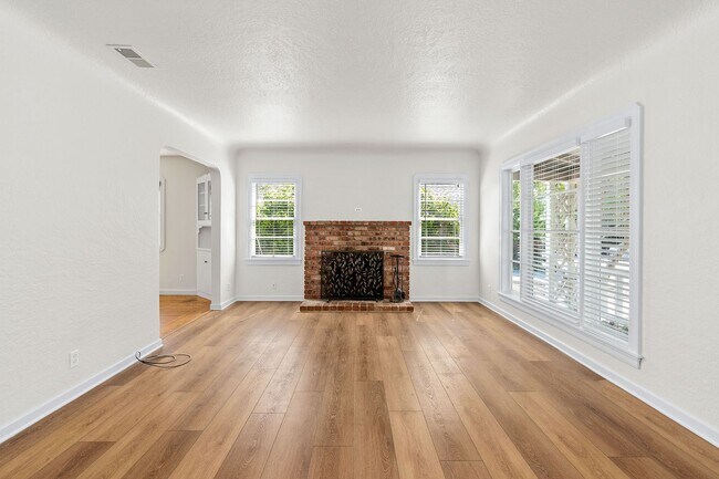 Building Photo - Downtown Napa 3 bed 2 bath single level home