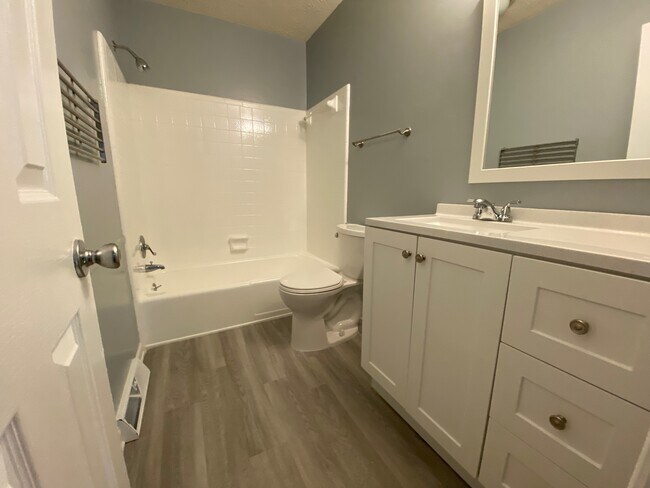 Building Photo - 137 Holmes Cir