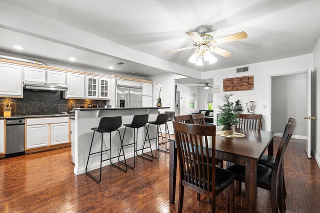 Building Photo - 1250 Stratford Ln