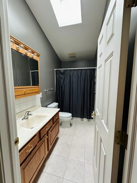 Upstairs bathroom - 9185 Cardwell St