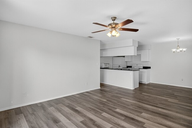 Building Photo - 534 Canary Ln