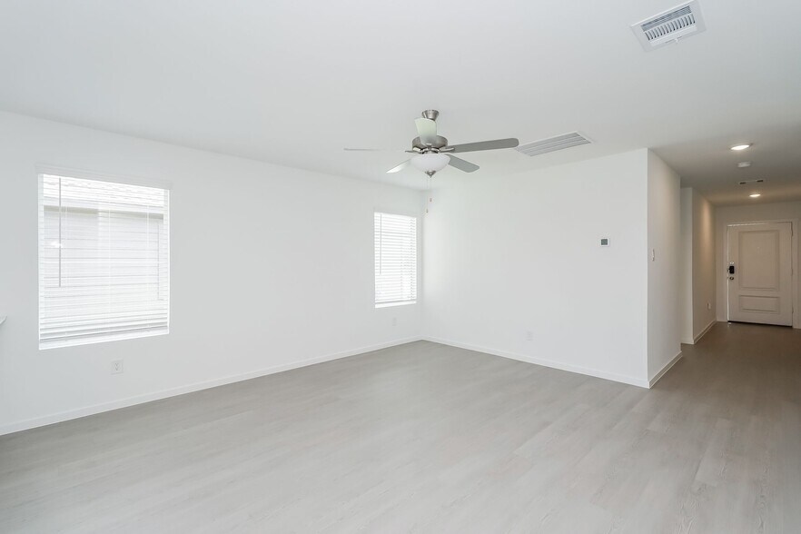 Building Photo - 2736 River Knl Ln