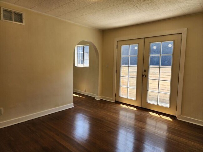 Building Photo - Charming 3 Bedroom / 2 Bathroom Home with ...