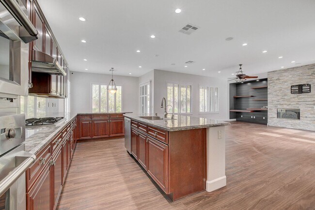 Building Photo - Anthem country Club Golf Community Beauty