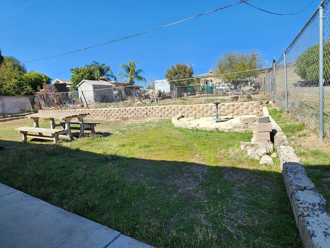 Building Photo - Rural Single Story 3BD, 2BA Lake Elsinore ...