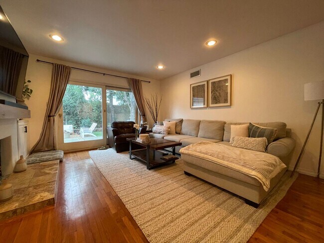 Building Photo - Large home with private yard