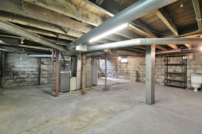 Building Photo - Large Single Family Rental - Available Now