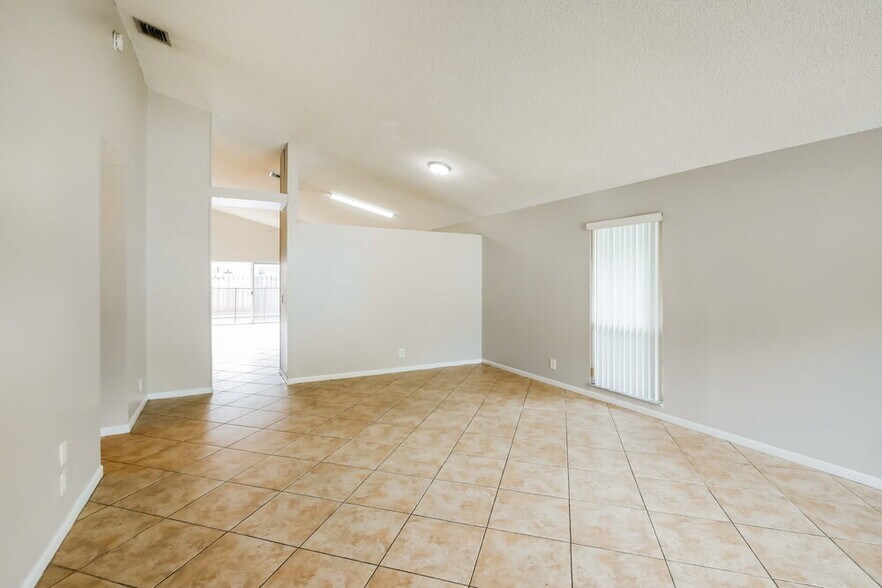 Building Photo - 6642 NW 42nd Ave