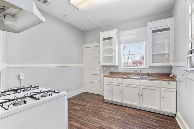 Building Photo - 714 44th St
