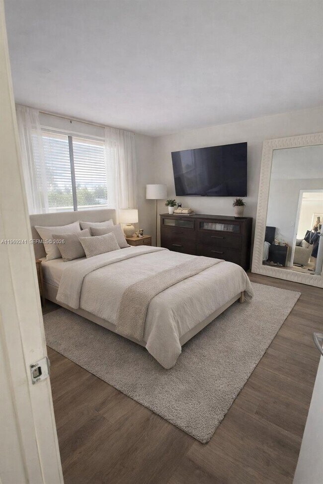 Building Photo - 1720 NW N River Dr