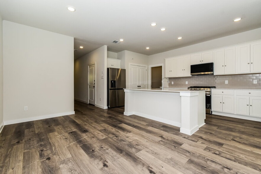 Building Photo - 320 Sun Harvest Dr
