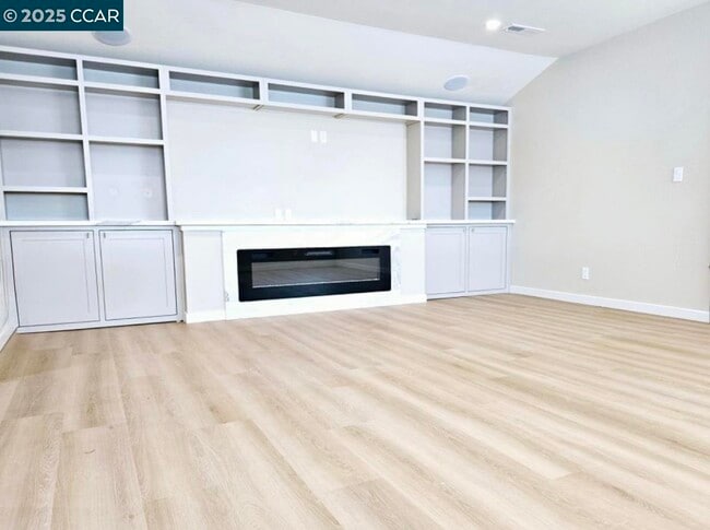 Building Photo - 148 Lancaster Way
