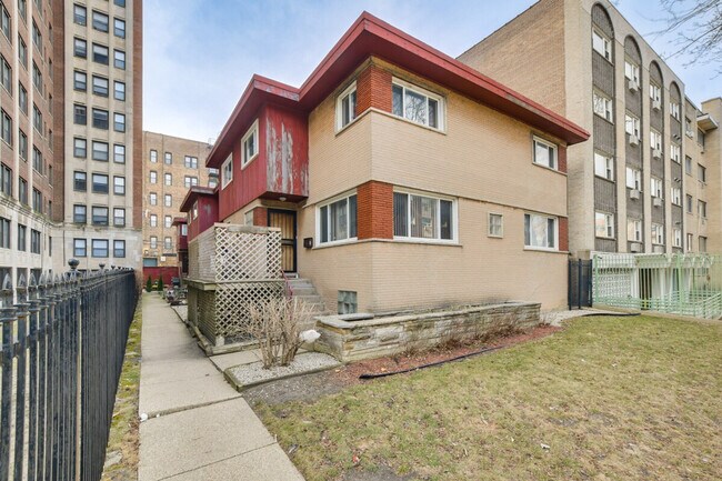 Building Photo - 6242 N Kenmore Ave