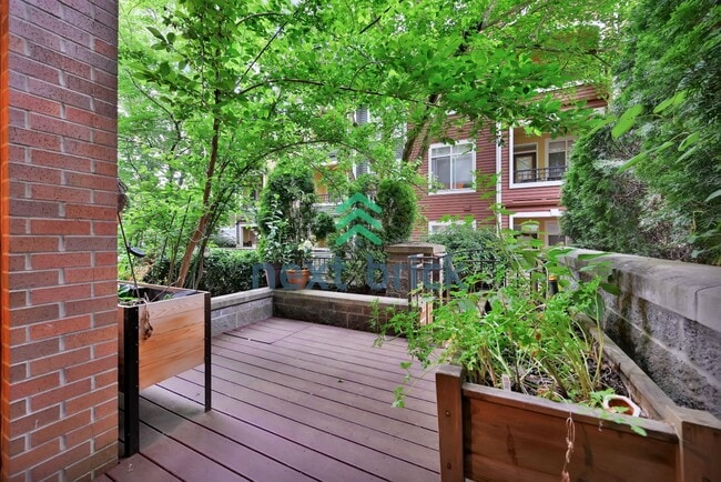 Building Photo - "Charming 1-Bedroom Condo in Redmond: Cozy Living with Modern Comfort at 641 Sq Ft!"