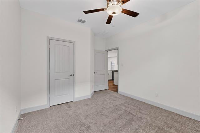 Building Photo - 560 Oak Crk Dr