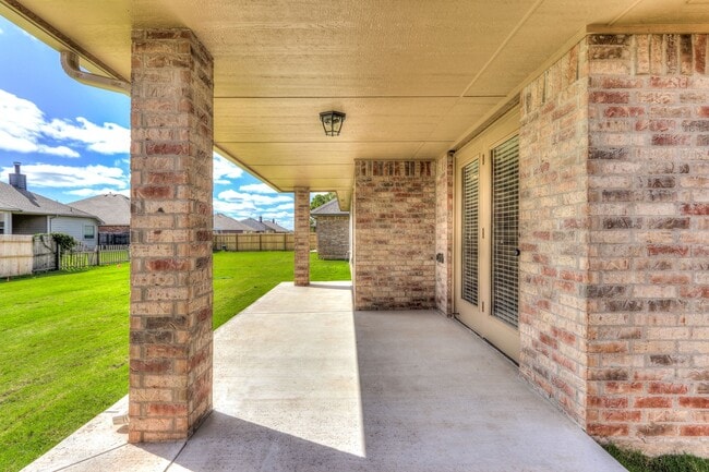 Building Photo - NEWER HOME IN MUSTANG SCHOOL DISTRICT AVAI...
