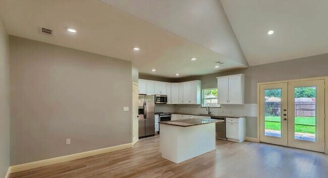 Building Photo - MOVE IN READY